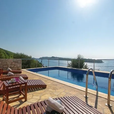 By Guide וילה Potirna