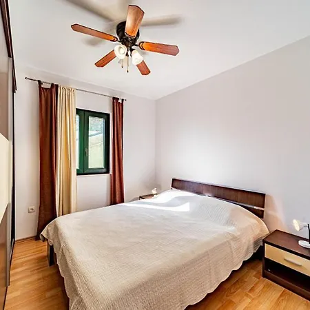 By Guide וילה Potirna