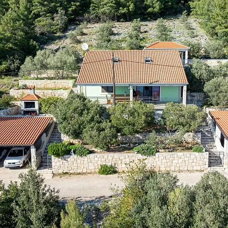 וילה By Guide Potirna